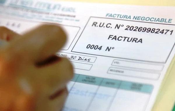 Factura con número de RUC uno de los datos que piden para realizar una gestión de cuentas por cobrar