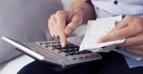 Persona registrando boletas debido a que le deben ya que no realizó una gestión de cuentas por cobrar