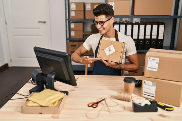 hombre emprendedor en  videollamada mostrando su negocio en casa
