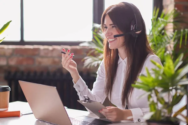 asistente vrtual ejerciendo un negocio en casa