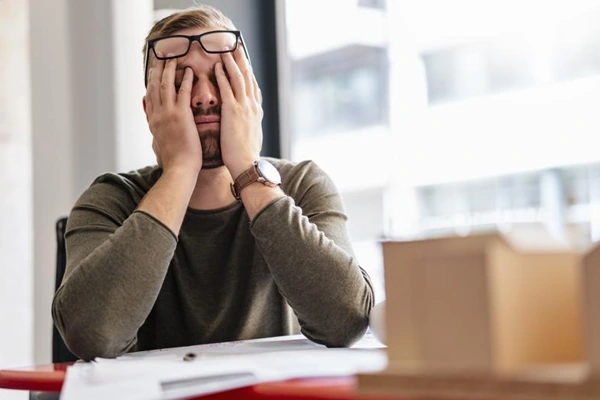 emprendedor frustrado tras un error en su negocio en casa