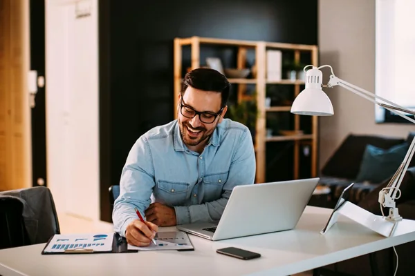 hombre trabajando en casa para su negocio en casa