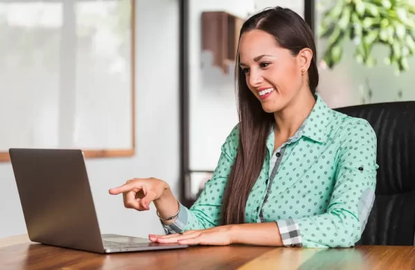 Administrador gestionando sus procesos desde el software que vende Sys