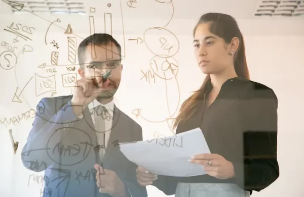 Dos personas del equipo de sys pensando en nuevas soluciones de software para empresas
